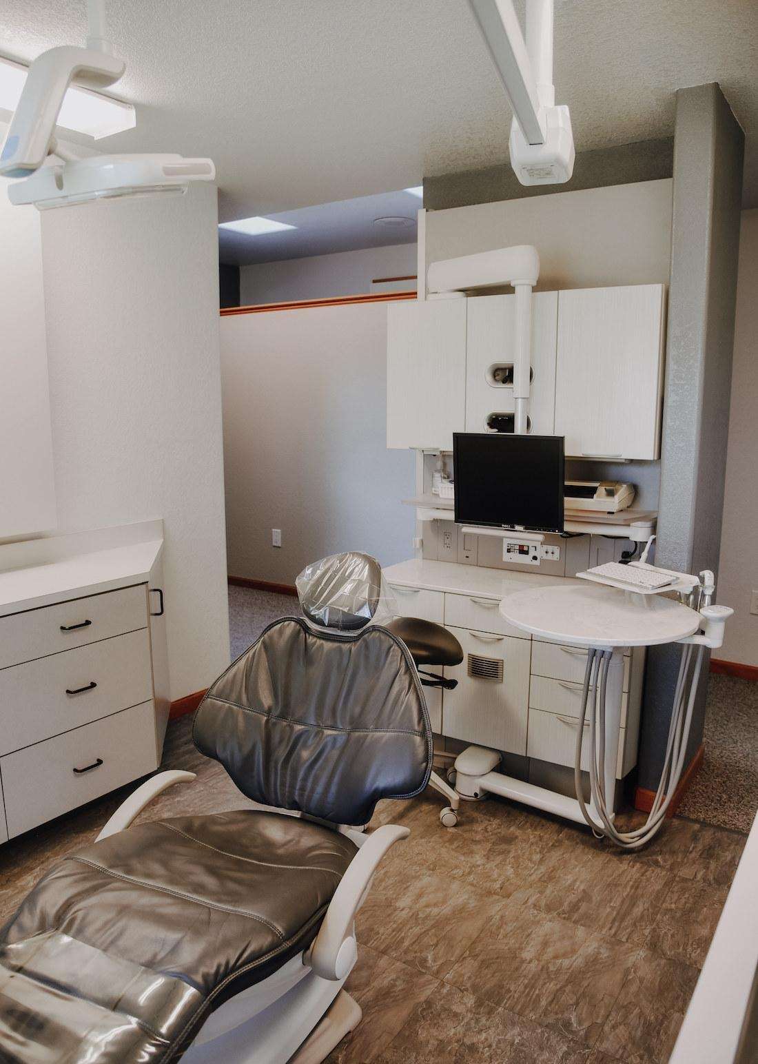 Photo of a dental seat and other equipment at Pradera Dental